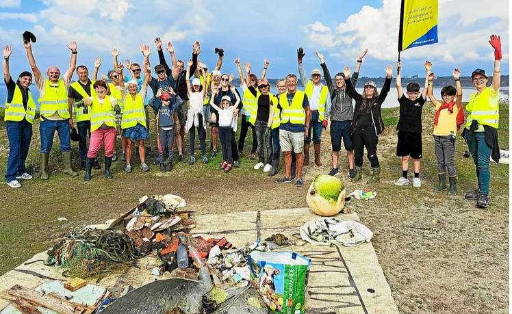 Ramassage mensuel de l'association Ar Viltansoù sur la Presqu'île de Kermorvan au Conquet, Mars 2025